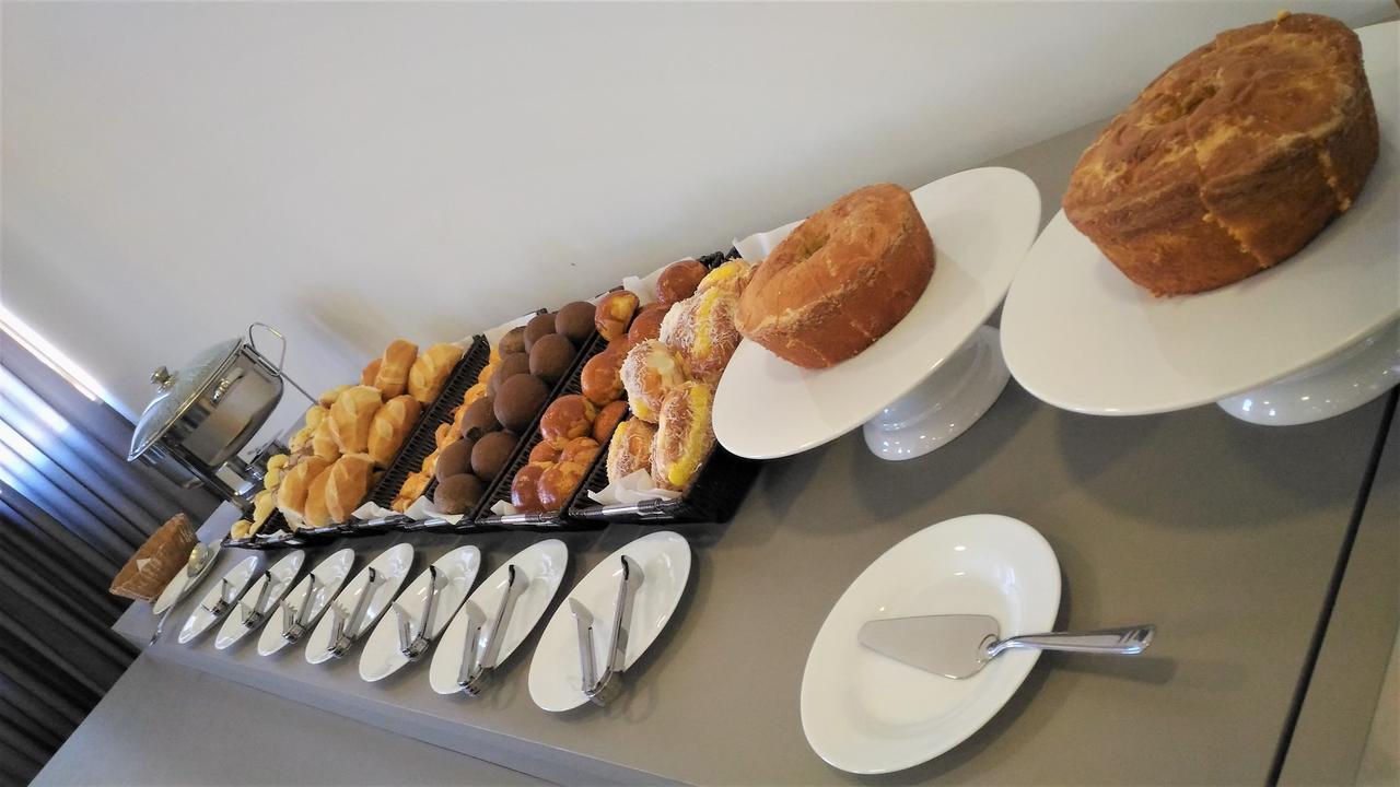 Hotel H2 Congonhas المظهر الخارجي الصورة A selection of bread and pastries